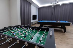 Villa Sirius في Bast: غرفة مع طاولة بينج بونغ وطاولة بلياردو