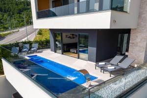 Villa Sirius في Bast: صورة منزل مع مسبح