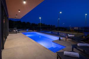 Villa Sirius في Bast: حمام سباحة في الليل مع تشغيل الأضواء