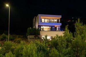 Villa Sirius في Bast: منزل كبير في الليل مع ضوء الشارع