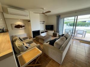 a living room with a couch and a tv at Les Dunes 3107 in Torroella de Montgrí