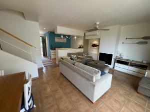 ein Wohnzimmer mit Sofa und Fernseher in der Unterkunft Les Dunes 3107 in Torroella de Montgrí