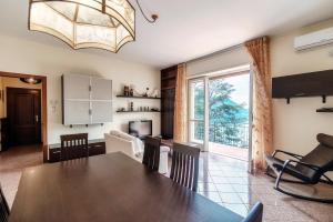 een keuken en eetkamer met een tafel en stoelen bij Vista Lario Apartment - Aqua Apartments in Cernobbio