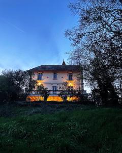 une vieille maison sur une colline dans un champ dans l'établissement Petit château Le Piot, à Fleurance