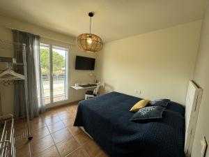 ein Schlafzimmer mit einem blauen Bett mit Kissen und einem Fenster in der Unterkunft Les Dunes 3107 in Torroella de Montgrí + 38 Fotos