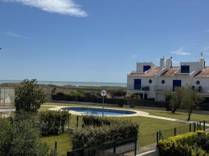 - une vue sur une maison et une piscine dans l'établissement Les Dunes 3107, à Torroella de Montgrí