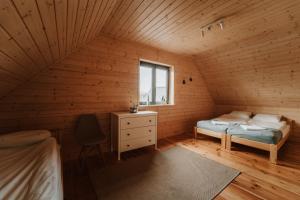 mały pokój z łóżkiem i oknem w obiekcie Morze Tu w Stegnie