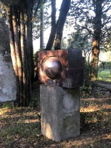 een standbeeld van een bal op een stronk bij La casa di Nello Bini con vista su Firenze in Bagno a Ripoli
