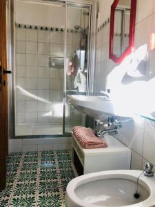 een badkamer met een douche, een toilet en een wastafel bij La casa di Nello Bini con vista su Firenze in Bagno a Ripoli