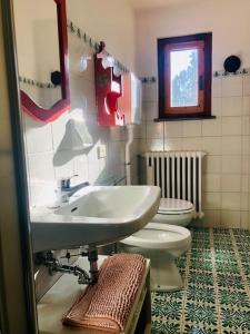 y baño con lavabo y aseo. en La casa di Nello Bini con vista su Firenze en Bagno a Ripoli