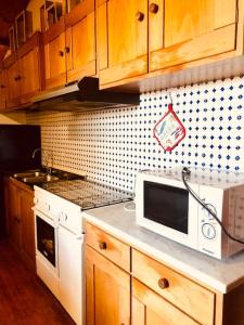 une cuisine avec un four micro-ondes blanc sur un comptoir dans l'établissement La casa di Nello Bini con vista su Firenze, à Bagno a Ripoli