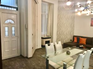 ブダペストにあるTrendy City Apartmentのリビングルーム(テーブル、ソファ付)