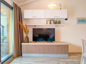 TV a/nebo společenská místnost v ubytování Dascio Dolce Ferienwohnung Panorama Balkon am See
