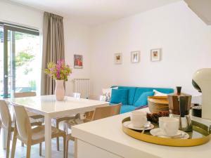 Posezení v ubytování Dascio Paradise Ferienwohnung mit Dachterrasse am See