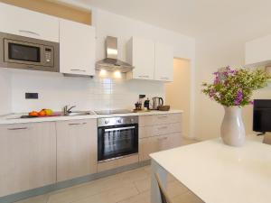 Kuchyň nebo kuchyňský kout v ubytování Dascio Paradise Ferienwohnung mit Dachterrasse am See