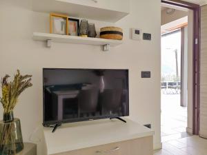 TV a/nebo společenská místnost v ubytování Dascio Paradise Ferienwohnung mit Dachterrasse am See