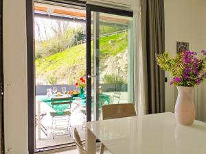 Bazén v ubytování Dascio Paradise Ferienwohnung mit Dachterrasse am See nebo v jeho okolí