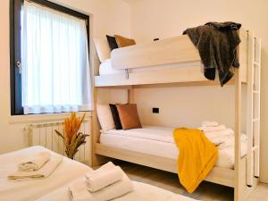 Postel nebo postele na pokoji v ubytování Dascio Paradise Ferienwohnung mit Dachterrasse am See