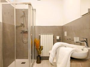 Koupelna v ubytování Dascio Paradise Ferienwohnung mit Dachterrasse am See