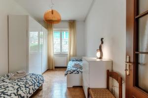 um quarto com uma cama, uma cómoda e uma janela em Vista Lario Apartment - Aqua Apartments em Cernobbio