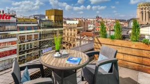 un tavolo e sedie su un balcone con vista di VN3 Terraces Suites by Adrez a Praga