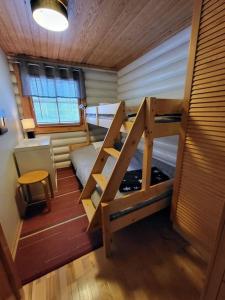 a small room with two bunk beds in it at Viihtyisä ja tilava mökki, Pytkykaksonen B in Syöte
