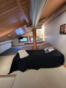 um quarto com duas camas num quarto em Viihtyisä ja tilava mökki, Pytkykaksonen B em Syöte