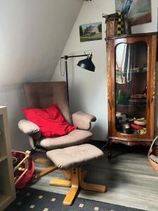 sala de estar con silla y lámpara en Apartament-Stajnia Dorado-Agroturystyka en Leoncin