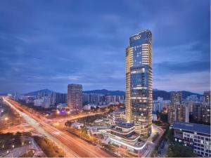 un gratte-ciel haut dans une ville la nuit dans l'établissement Raffles Executive Apartment - Guangzhou Zhengjia Plaza Sports West Road StationBranch -Canton Fair Free Shuttle, à Canton