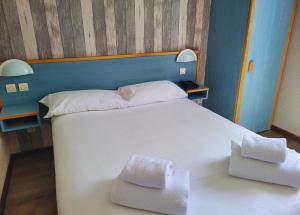 Postel nebo postele na pokoji v ubytování Hotel Restaurant Les Chataigniers