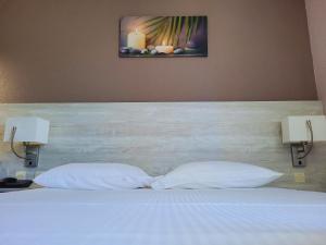 Postel nebo postele na pokoji v ubytování Hotel Restaurant Les Chataigniers