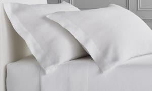 マルチェージネにあるLocanda Bellavistaの白いソファの上に白い枕