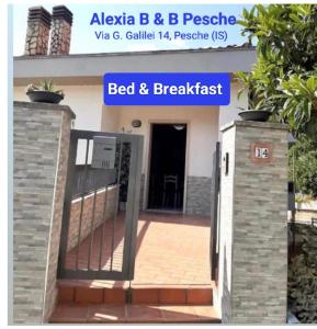 une maison avec un portail et une porte dans l'établissement ALEXIA B&B PESCHE, à Pesche