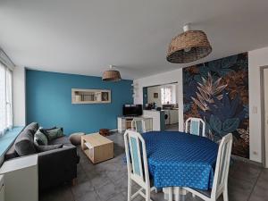 ル・ギルヴィネックにあるLa maison rougeの青い壁のリビングルーム(テーブル付)