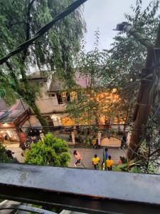Hotel Olive Branch Darjeeling Near Mall Road - Excellent Customer Service - Parking Facilities - Best Seller في دارجيلنغ: مجموعة أشخاص واقفين في ساحة مع مبنى
