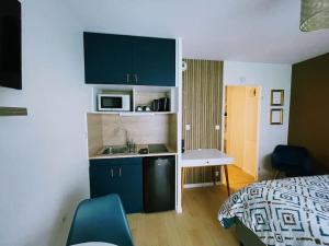 a small room with a bed and a kitchen at Studio entre Disney & Paris proche lacs in Torcy