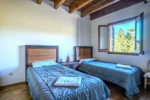 1 dormitorio con 2 camas y ventana en La Molina IX, en La Molina
