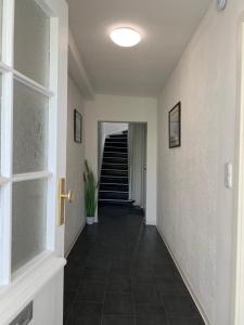 un couloir avec du carrelage et un escalier dans l'établissement Haus Michel, à Bad Wildungen