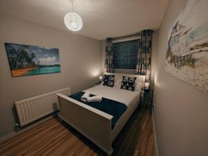 a bedroom with a bed and a window at 2br Cosy City Centre Apartment in Belfast