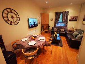 - un salon avec une table et un canapé dans l'établissement 2br Modern Luxury Loft Apartment, à Belfast