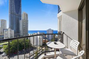 einen Balkon mit einem Tisch und Stühlen sowie Stadtblick in der Unterkunft Ocean View Surfers Paradise Studio Close to Beach in Gold Coast