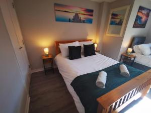 a bedroom with two beds with white towels on them at 2br Spacious City Centre Apartment in Belfast