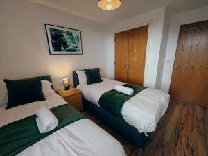 ベルファストにある2br Mountain View City Centreの小さな部屋にベッドが2つあり、