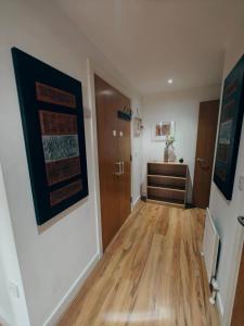 um quarto com um corredor e piso em madeira em 2br Mountain View City Centre em Belfast