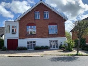 una gran casa de ladrillo rojo con garaje en City Sleep Svendborg, en Svendborg