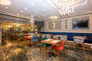 ein Restaurant mit Tischen, Stühlen und einem Kronleuchter in der Unterkunft Best Nobel HotelS Old City İstanbul-Special category in Istanbul