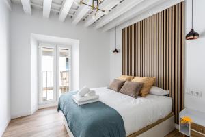 Un dormitorio con una cama grande y una ventana en Buenos Aires by Cadiz Time, en Cádiz