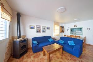 サン・ホセにあるCasa Juaniのリビングルーム(青いソファ、コンロ付)