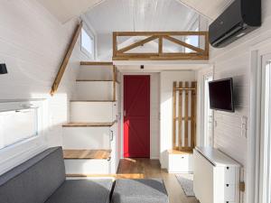 Televízia a/alebo spoločenská miestnosť v ubytovaní Red Tiny House