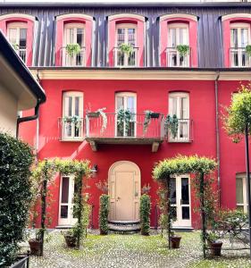 un edificio rojo con macetas en los balcones en Porta Palace Apartments, en Turín